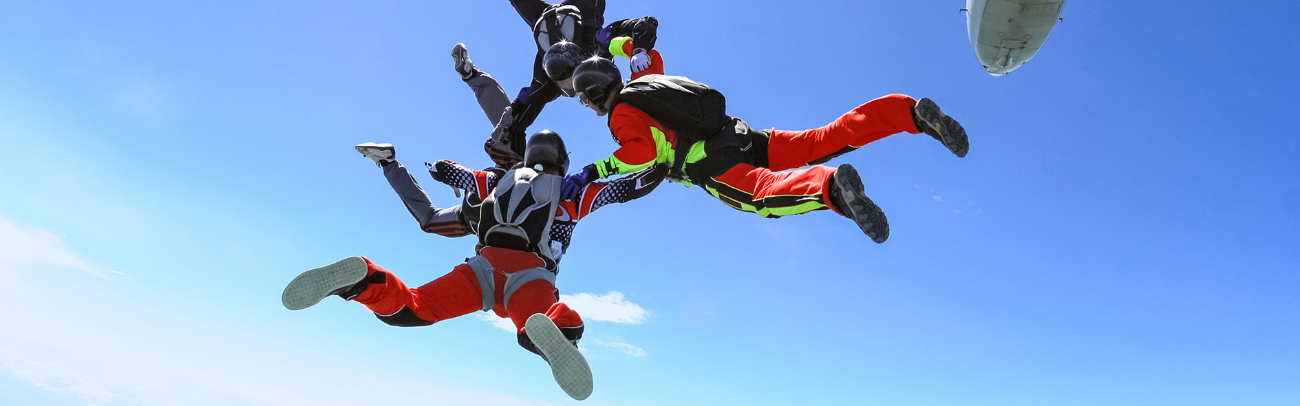跳伞者体验惊心动魄时刻的图片。但是，遵守化学品法规不应如此。