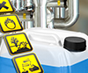 内装蓝色液体的塑料容器的图片，用于推介面向工业化学品和清洁剂的GORE®包装透气产品。