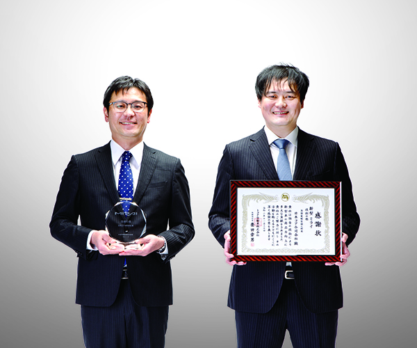 Gore Product Specialists Shinichi Nishimura (left) and Toyohiro Matsuura (right) proudly accept Toyota’s Project Award.