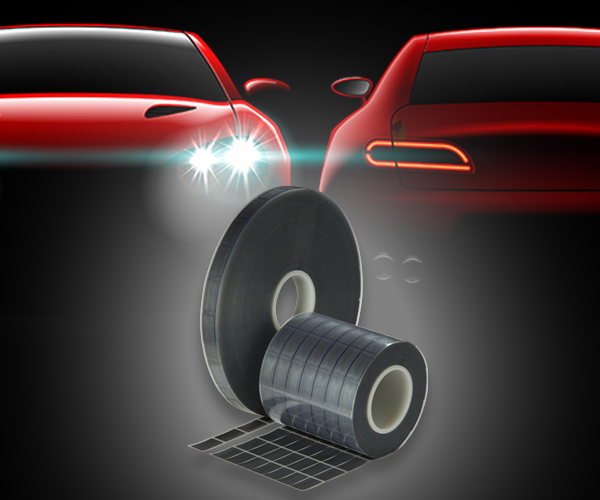 红色汽车和汽车防水透气产品AVS 120产品的图像
