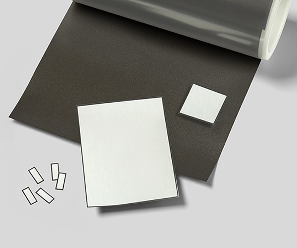 一卷石墨片，结合使用适用于移动设备的GORE®隔热膜，以增强散热性能。