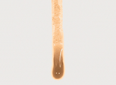 一张竞争产品透气膜上面挂着棕色液体的特写。液体没有滚落，堵塞了透气膜，从而导致透气量减少。